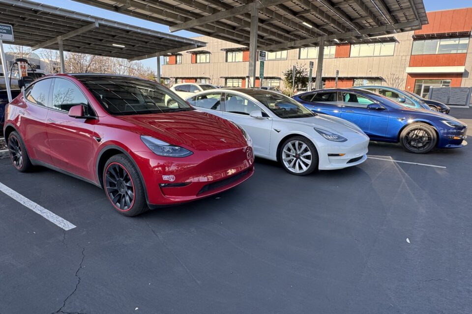 Carros em estacionamento nos EUA (Foto: redes sociais)