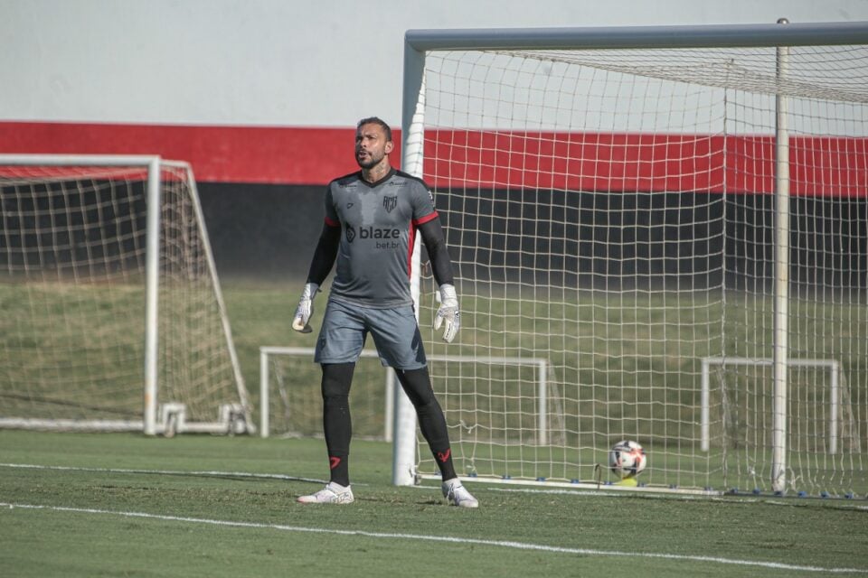 O goleiro Vladimir será titular na partida do Atlético Goianiense contra o Athletic