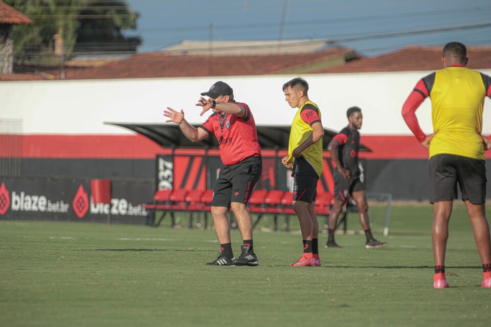 Alejo Cruz em treinamento no Atlético Goianiense