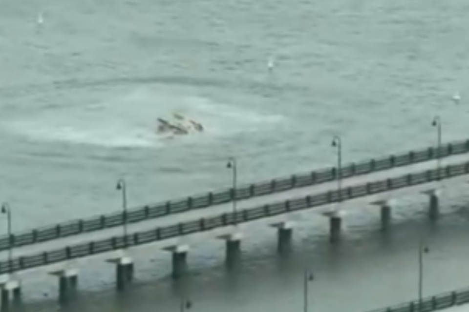 Helicóptero depois de cair no rio Hudson (Foto: Reprodução)