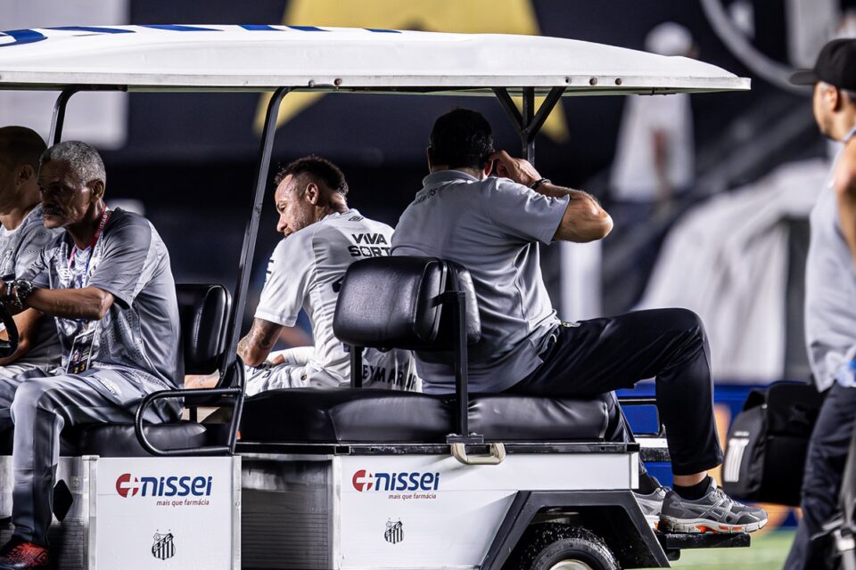 Neymar deixa o campo da Vila Belmiro de carrinho maca