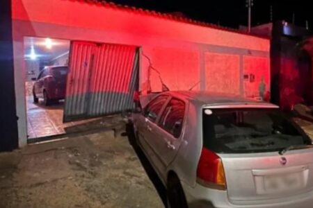 Motorista fica preso no carro após bater em portão, em Anápolis
