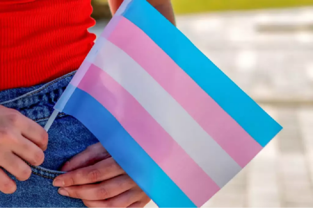 Mulher trans vence batalha judicial e consegue cobertura para cirurgia de feminização facial