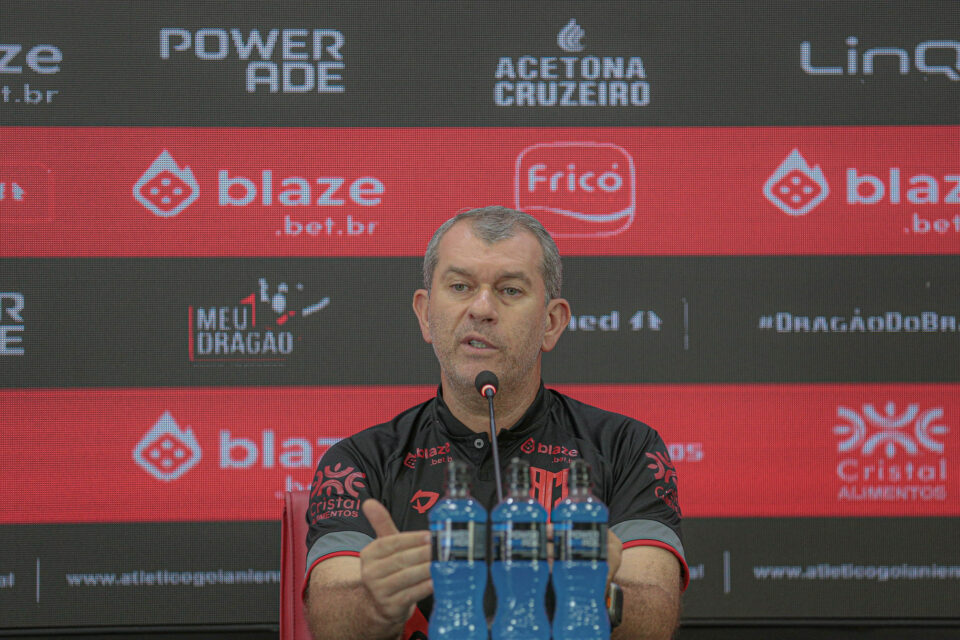 Cláudio Tencati em coletiva no Atlético Goianiense