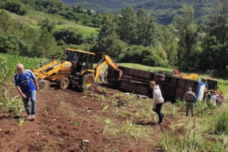 Ônibus que transportava estudantes e professores do curso técnico de paisagismo da Universidade Federal de Santa Maria tombou em ribanceira - Divulgação/Brigada Militar