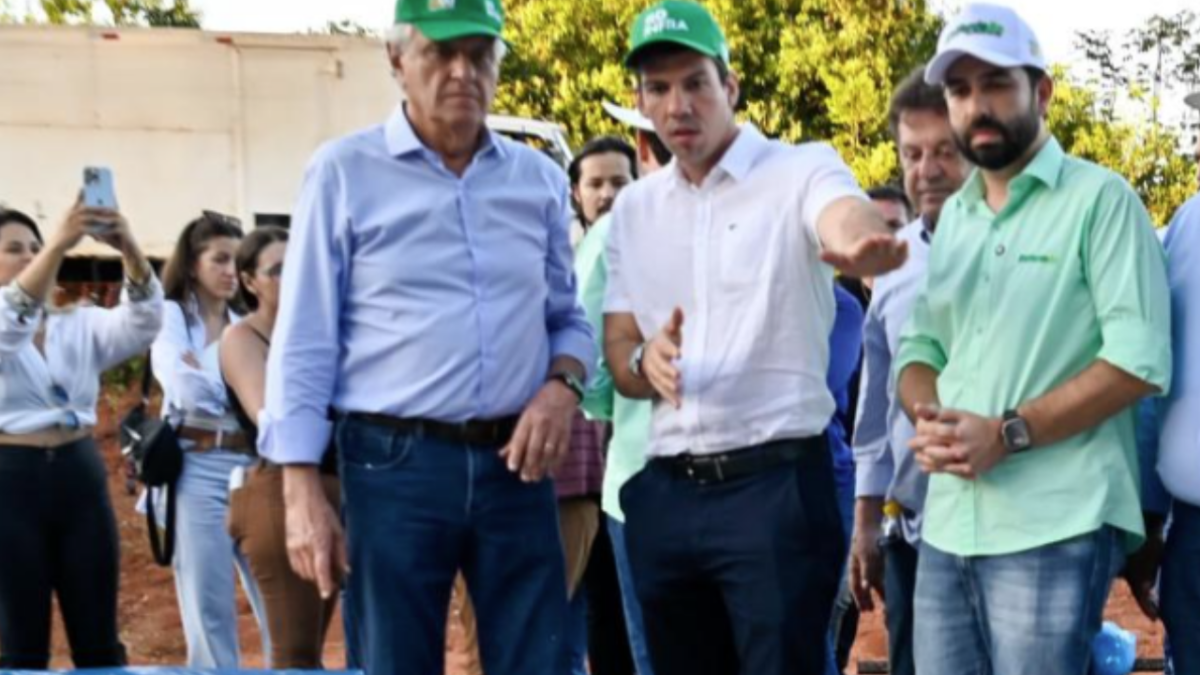 Governador Ronaldo Caiado e presidente da Goinfra, Pedro Sales, na GO-210 (Foto: Divulgação)