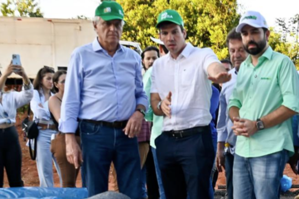 Governador Ronaldo Caiado e presidente da Goinfra, Pedro Sales, na GO-210 (Foto: Divulgação)