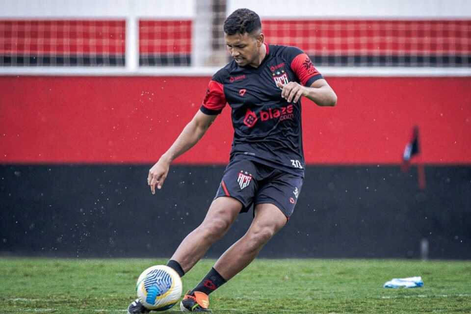 Kevyn em treino pelo Atlético Goianiense