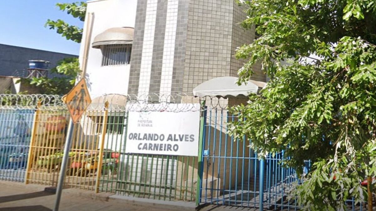 Pais e professores realizam manifestação contra o fechamento de Cmei em Goiânia