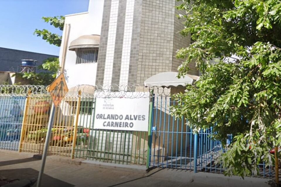 Pais e professores realizam manifestação contra o fechamento de Cmei em Goiânia