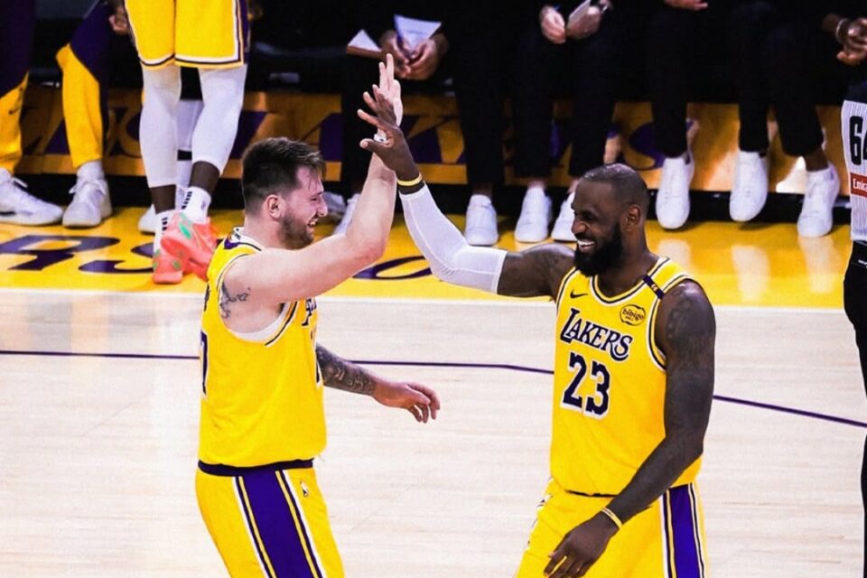 Doncic e Lebron James em jogo da NBA