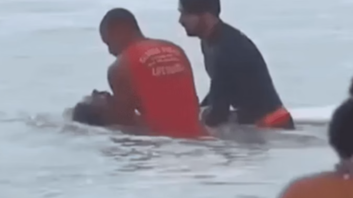Surfista resgatado sem vida em Santos (Foto: Reprodução)
