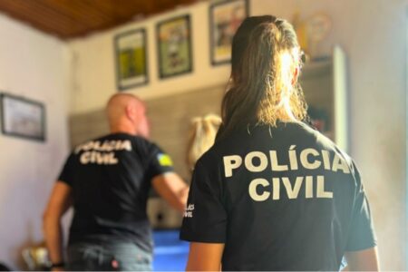 A imagem mostra o momento das buscas na casa do suspeito