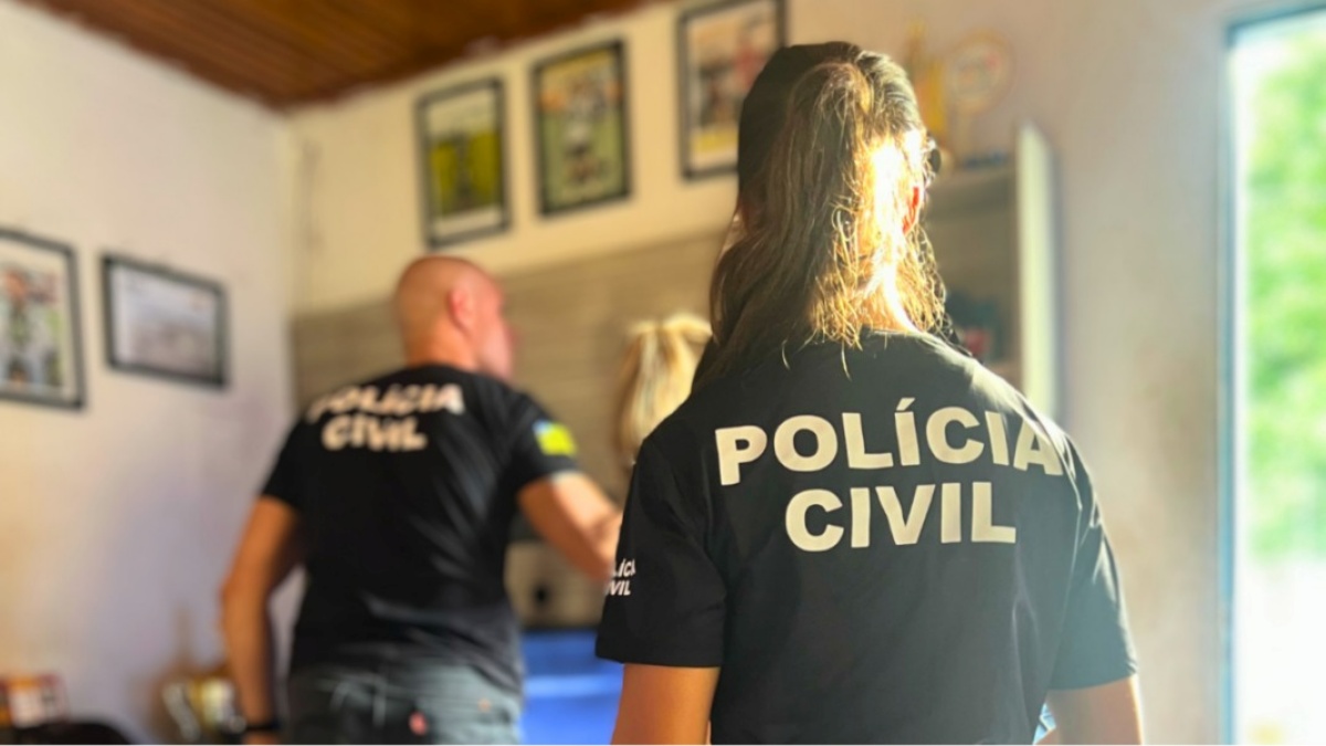 A imagem mostra o momento das buscas na casa do suspeito