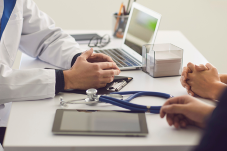 Imagem de um médico atendendo em consultório