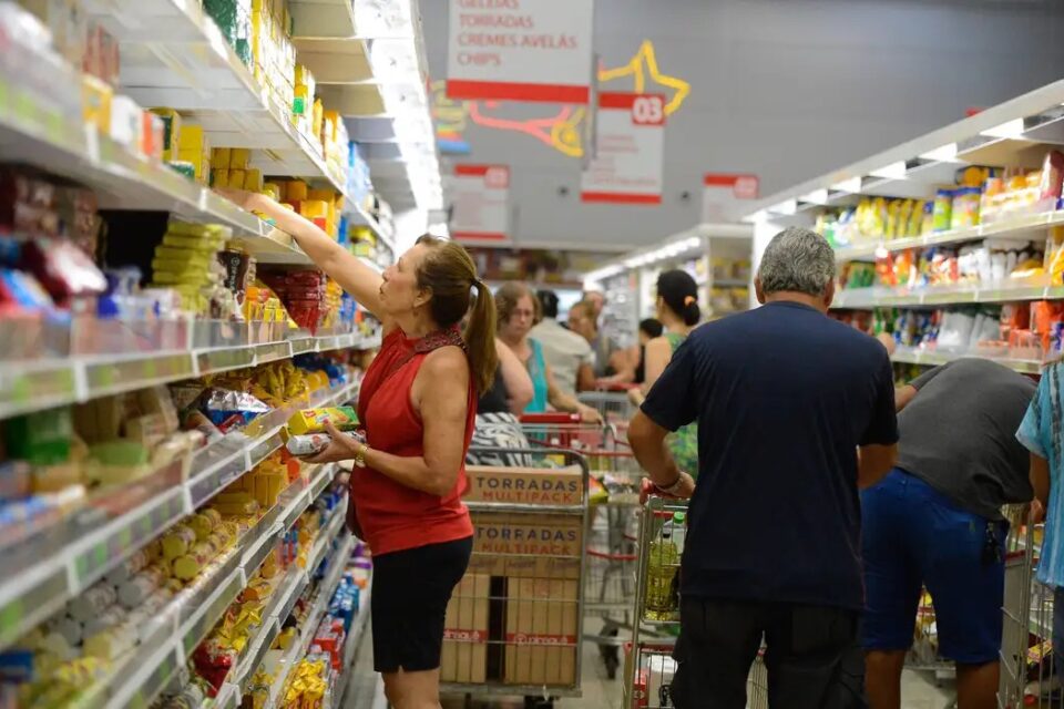 Inflação faz 58% dos brasileiros reduzirem compras de alimentos Para 54% dos entrevistados, governo Lula tem responsabilidade