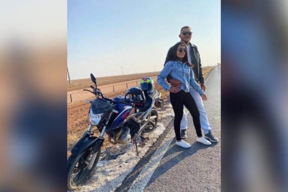 A imagem mostra a vítima e o marido