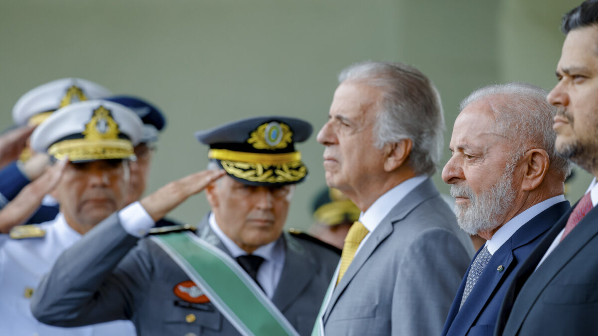 Presidente Lula em cerimõnia com as Forças Armadas (Foto: Divulgação)
