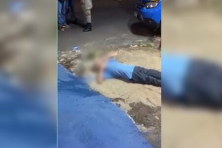 Idoso cai no chão após levar tapa de PM, em Goiânia