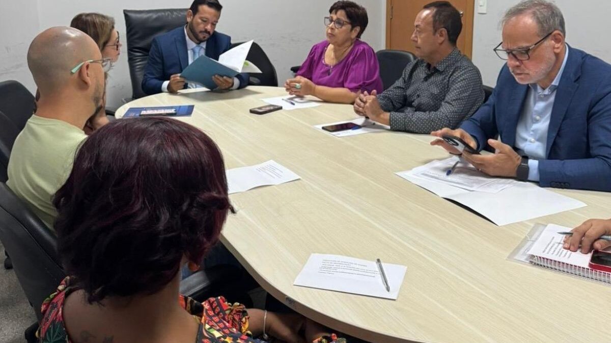Representantes dos professores de Aparecida em reunião com a prefeitura (Foto: Divulgação)