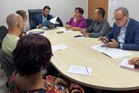 Representantes dos professores de Aparecida em reunião com a prefeitura (Foto: Divulgação)