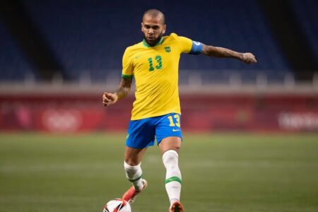Daniel Alves tem passaporte liberado