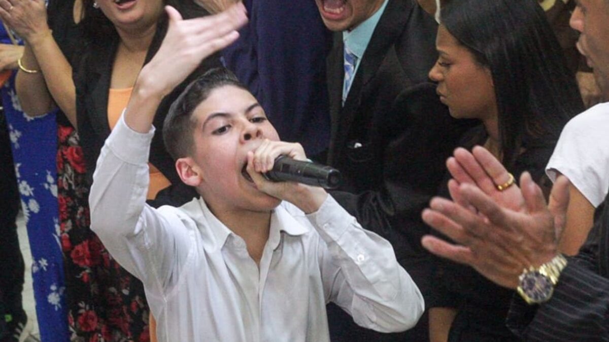 Miguel Oliveira para fiéis em igreja "Eu rasgo o câncer, eu curo leucemia": vídeo de missionário mirim revolta web assista