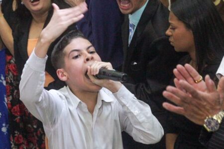 Miguel Oliveira para fiéis em igreja "Eu rasgo o câncer, eu curo leucemia": vídeo de missionário mirim revolta web assista