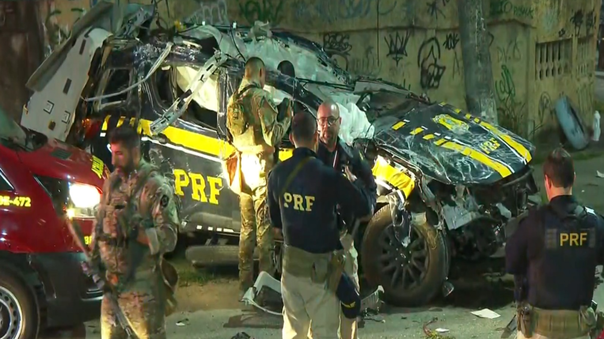 Viatura da PRF após acidente (Foto: Reprodução/Bom Dia RJ)