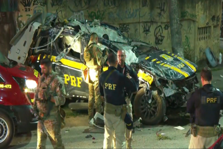Viatura da PRF após acidente (Foto: Reprodução/Bom Dia RJ)