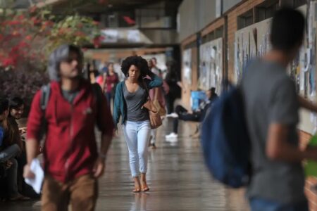 Iniciativa oferece bolsas para alunos negros acessarem ensino superior