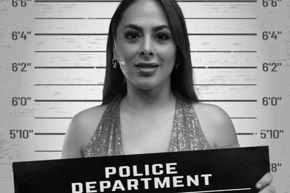 Apresentadora de TV é presa, reclama do cabelo na foto da delegacia e edita imagem; veja Gloria Torres recorreu ao Photshop