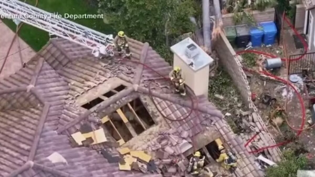Duas pessoas e um cachorro morrem após queda de avião na Califórnia Os destroços da aeronave ficaram entre as duas residências