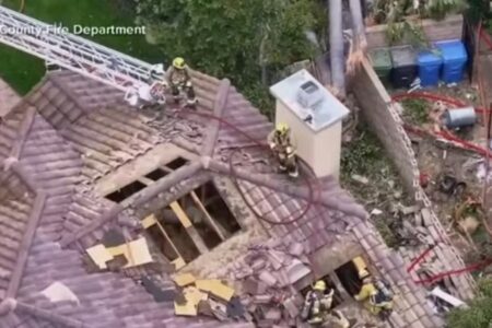 Duas pessoas e um cachorro morrem após queda de avião na Califórnia Os destroços da aeronave ficaram entre as duas residências