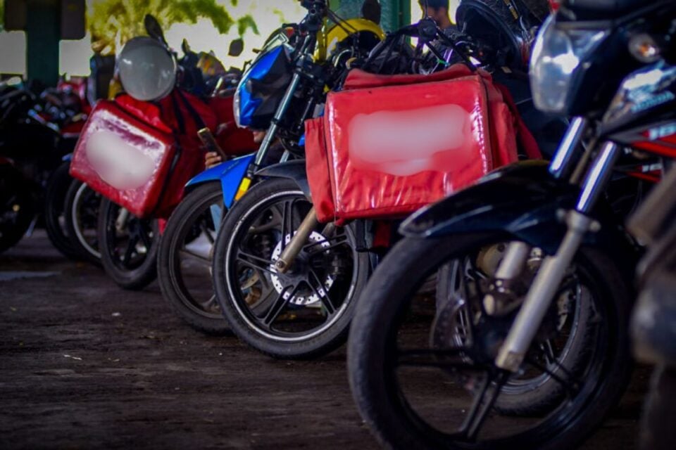 Lula fala em financiar motos para entregadores, depois de lançar CNH mais barata Busca por crédito para trabalhadores