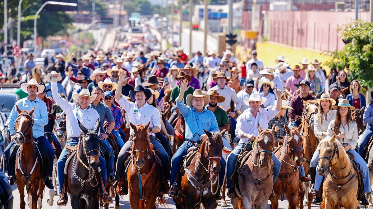 Cavalgada de abertura da Pecuária de Goiânia acontece com presença de prefeito e governador
