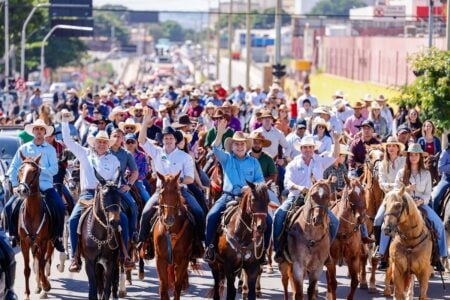 Cavalgada de abertura da Pecuária de Goiânia acontece com presença de prefeito e governador