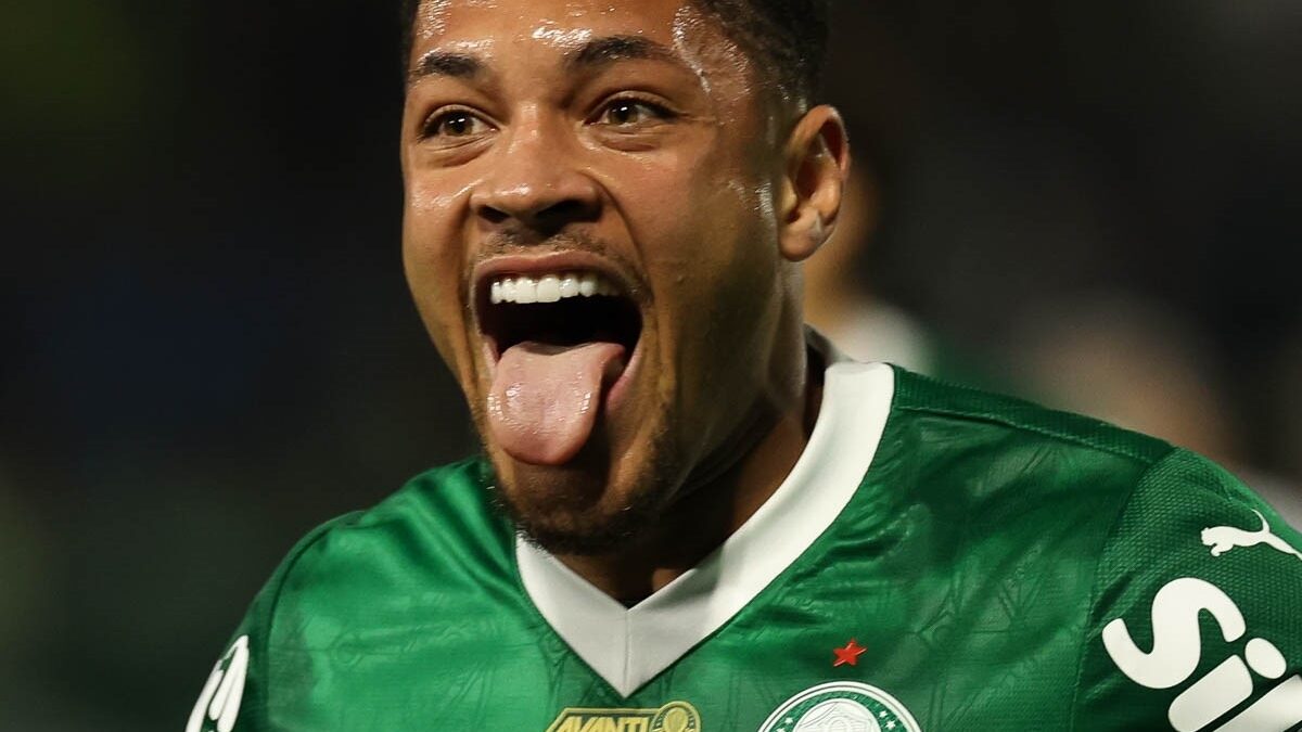Vitor Roque comemora gol do Palmeiras