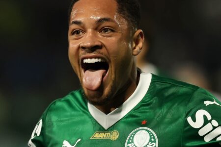 Vitor Roque comemora gol do Palmeiras