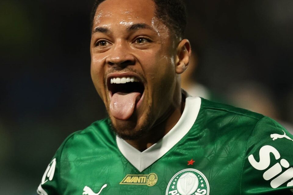 Vitor Roque comemora gol do Palmeiras