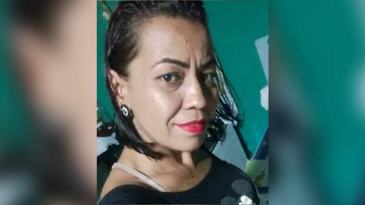A imagem mostra a mulher que voltou para casa