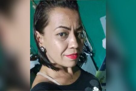 A imagem mostra a mulher que voltou para casa