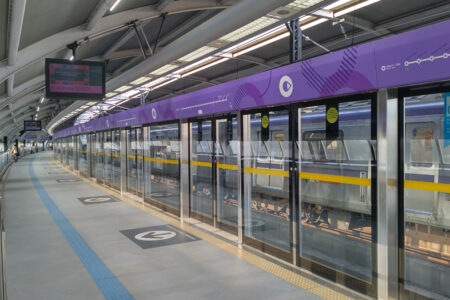 Passageiro morre ao ficar preso entre metrô e porta de plataforma em São Paulo Acidente causou lentidão; ViaMobilidade lamentou morte