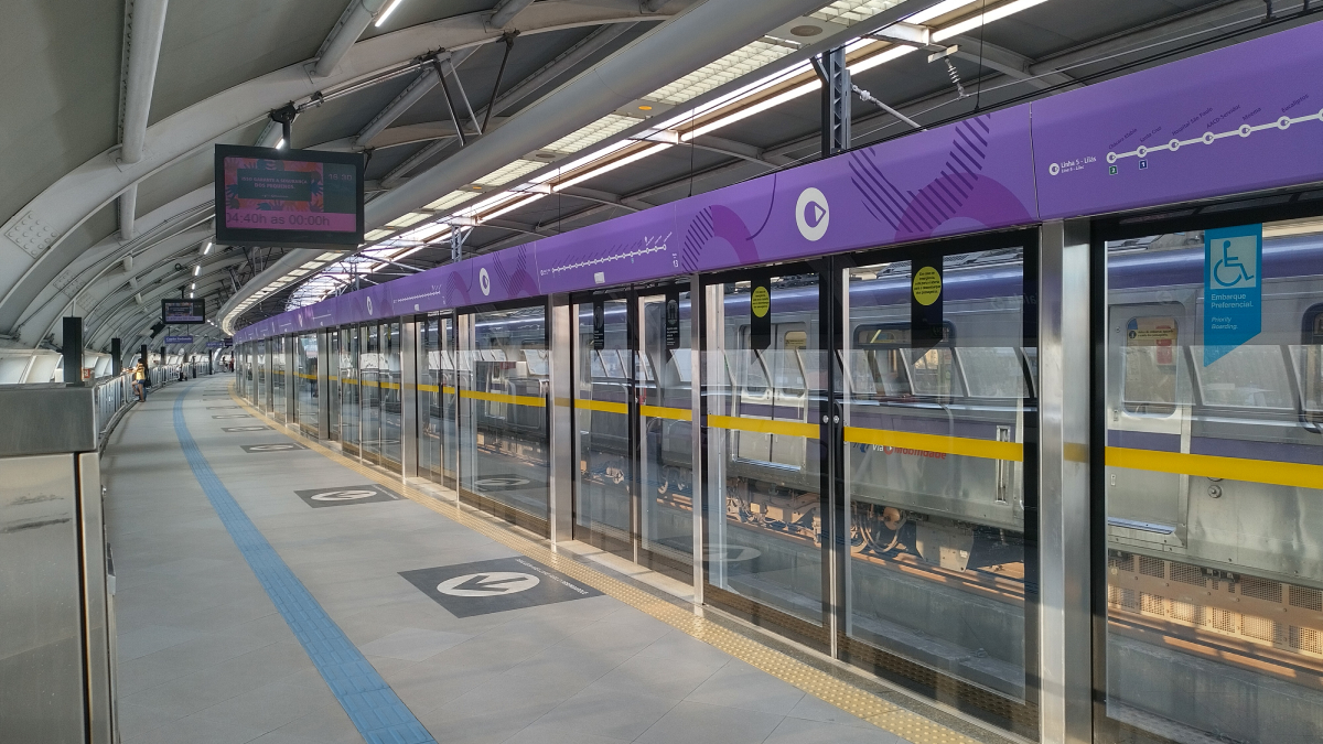 Passageiro morre ao ficar preso entre metrô e porta de plataforma em São Paulo Acidente causou lentidão; ViaMobilidade lamentou morte