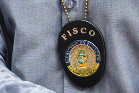 Imagem de um distintivo de auditor fiscal