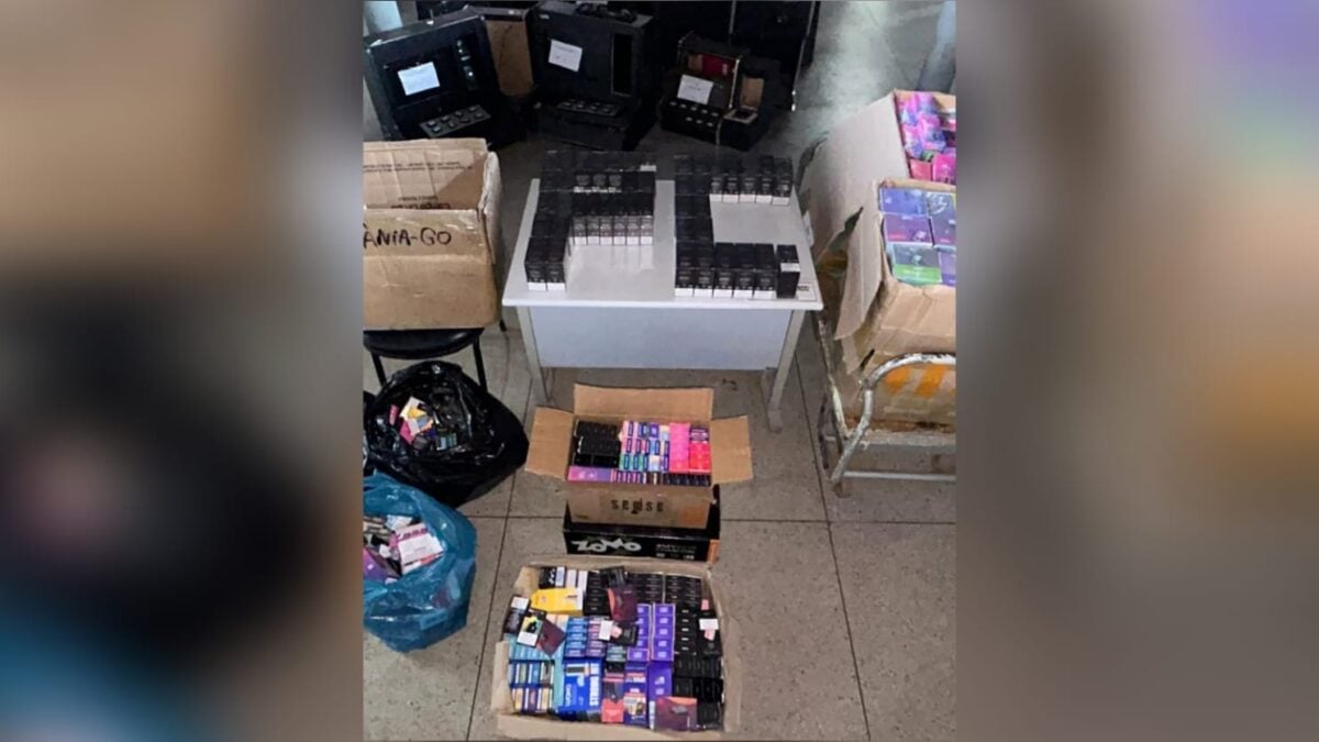 A imagem mostra os objetos apreendidos pela polícia
