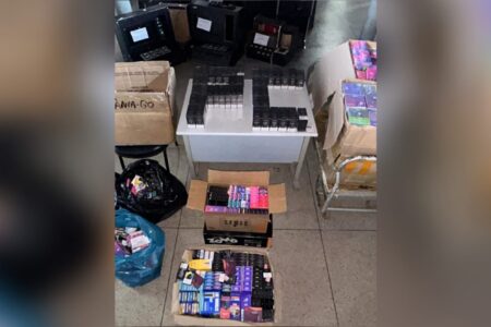 A imagem mostra os objetos apreendidos pela polícia