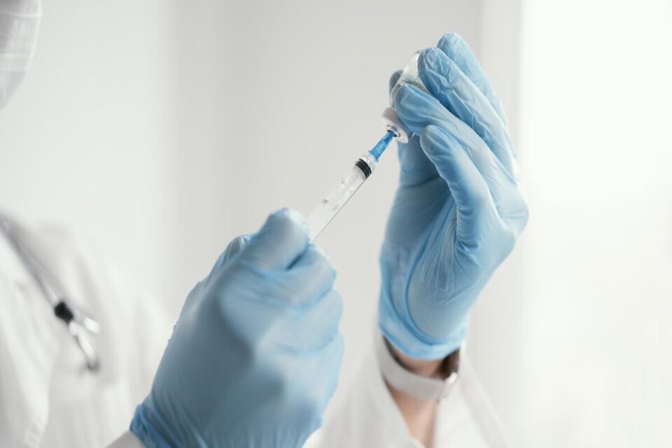 Vacina contra bronquiolite chega ao SUS em dezembro; saiba quem pode tomar Ministério da Saúde comprou 1,8 milhão de doses do imunizante