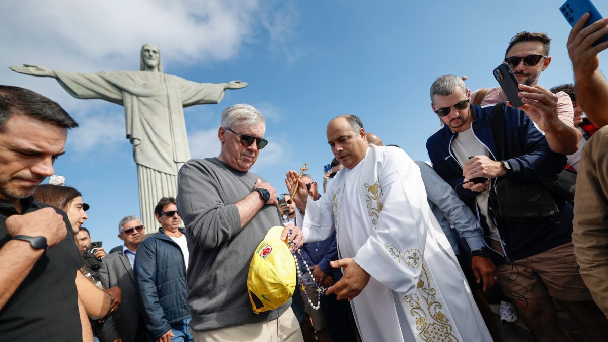 Antes de sua estreia como técnico, Ancelotti visita Cristo Redentor
