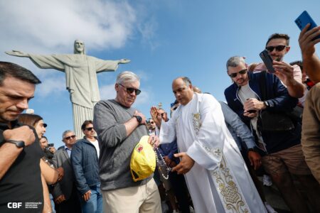 Antes de sua estreia como técnico, Ancelotti visita Cristo Redentor
